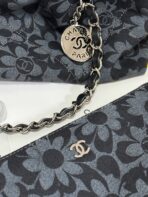 LARGE DRAWSTRING FLORAL PRINT SHOULDER BAG 39 IN BLACK MIX GREY DENIM - Image 9