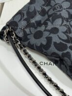 DRAWSTRING FLORAL PRINT SHOULDER BAG 20 IN BLACK MIX GREY DENIM - Image 4
