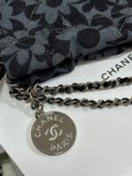 DRAWSTRING FLORAL PRINT SHOULDER BAG 20 IN BLACK MIX GREY DENIM - Image 5