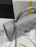 FLAP BAG WITH SILVER-TONE HANDLE 19 IN GREY SHINY CAVIAR SKIN - Image 7