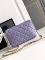 CC MEDIUM 22 FLAP BAG IN LIGHT PURPLE LAMBSKIN GOLD HARDWARE - Image 4