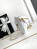 CC WAIST 24 BAG IN WHITE CALFSKIN WITH PEARL CHAIN AND GOLD HARDWARE - Image 4
