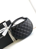 CC 16 MINI POUCH IN BLACK GRAINED CALFSKIN AND GOLD METAL - Image 3