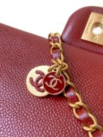 CLASSIC FLAP BAG 22 IN APPLE RED CALFSKIN GOLD HARDWARE - Image 3
