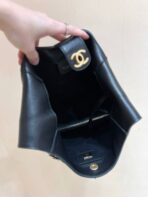 QUILTED SMALL HOBO BAG 27 IN BLACK  GOLD HARDWARE - Image 6