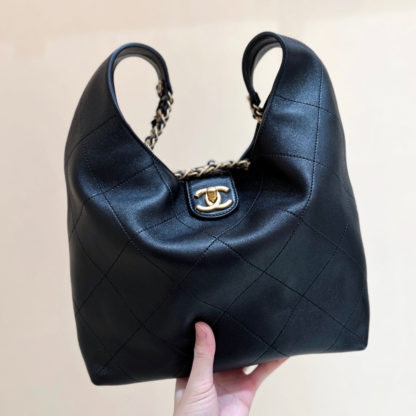 img_f3c7fd90_20250228_i1740722375178_1225_0_0_jpg_1800x1800_b2526496-aa4f-4c12-8faa-f3759cc70529.jpg QUILTED SMALL HOBO BAG 27 IN BLACK GOLD HARDWARE - Image 1