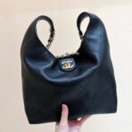 QUILTED LARGE HOBO BAG 35 IN BLACK  GOLD HARDWARE - Image 2