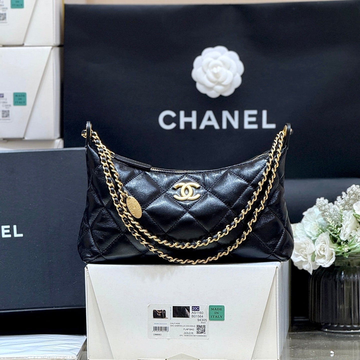 img_f3c7fd90_20250329_i1743236579705_5206_0_0_jpg_1800x1800_0d044404-745b-4353-9183-70831870a2cb.jpg QUILTED HOBO SHOULDER BAG 26 IN BLACK GLOSSY - Image 1