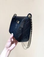 MESH POUCH 20 IN BLACK EFFECT LAMBSKIN WITH GOLD HARDWARE - Image 6