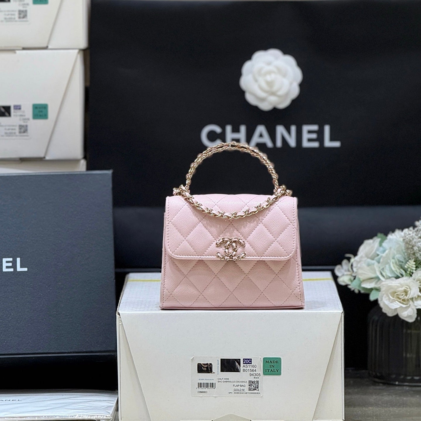 img_f3c7fd90_20250421_i1745214651162_3936_0_0_jpg_1800x1800_df06bf26-72ec-414f-b110-3d05f1e694bc.jpg QUILTED MINI FLAP BAG WITH HANDLE 14 IN BABY PINK GOLD PLATED METAL - Image 1