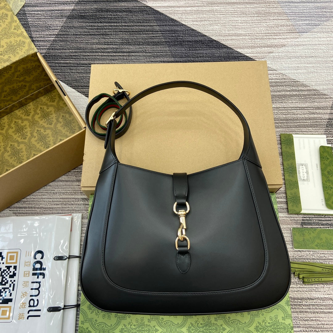 img_545dbde1_20240619_i1718805559_5698_7_jpg_1800x1800_63e4d5d2-f07c-4534-a88e-eb473fef89a6.jpg JACKIE MEDIUM SHOULDER BAG 35 IN BLACK GOLD HARDWARE - Image 1